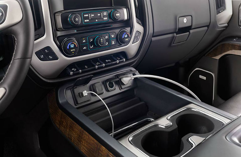 Steering wheel and Radio in the 2018 GMC Sierra